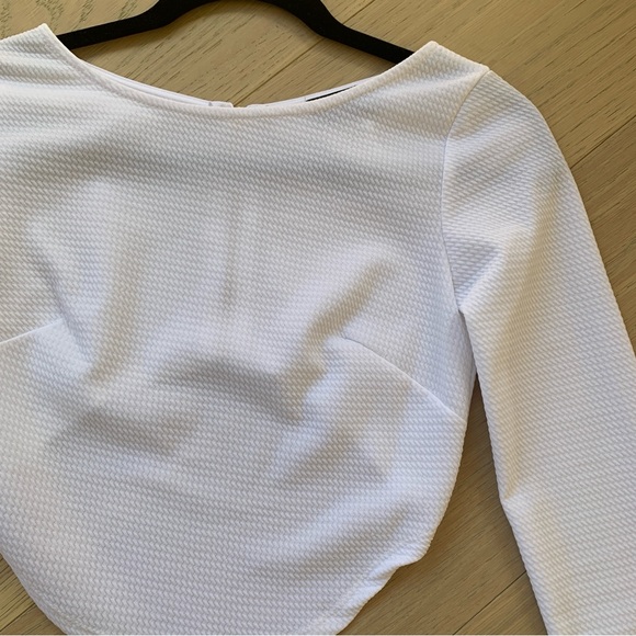 Long-sleeve asymmetrical cropped back top - Picture 7 of 8